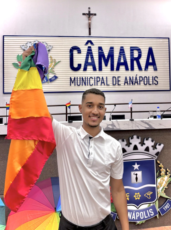 Candidato a deputado estadual posa na Câmara Municipal de Anápolis durante evento.