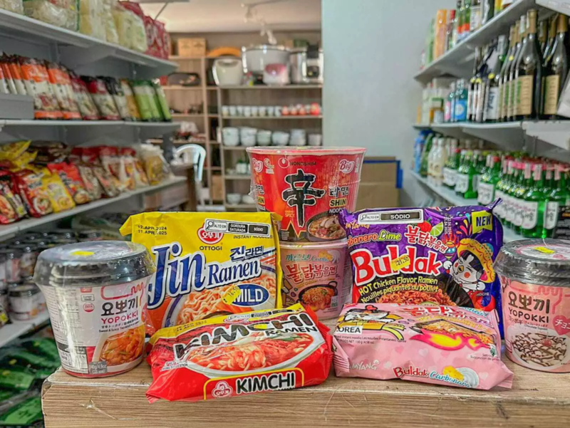 Produtos e alimentos asiáticos expostos em loja especializada em itens japoneses e coreanos.