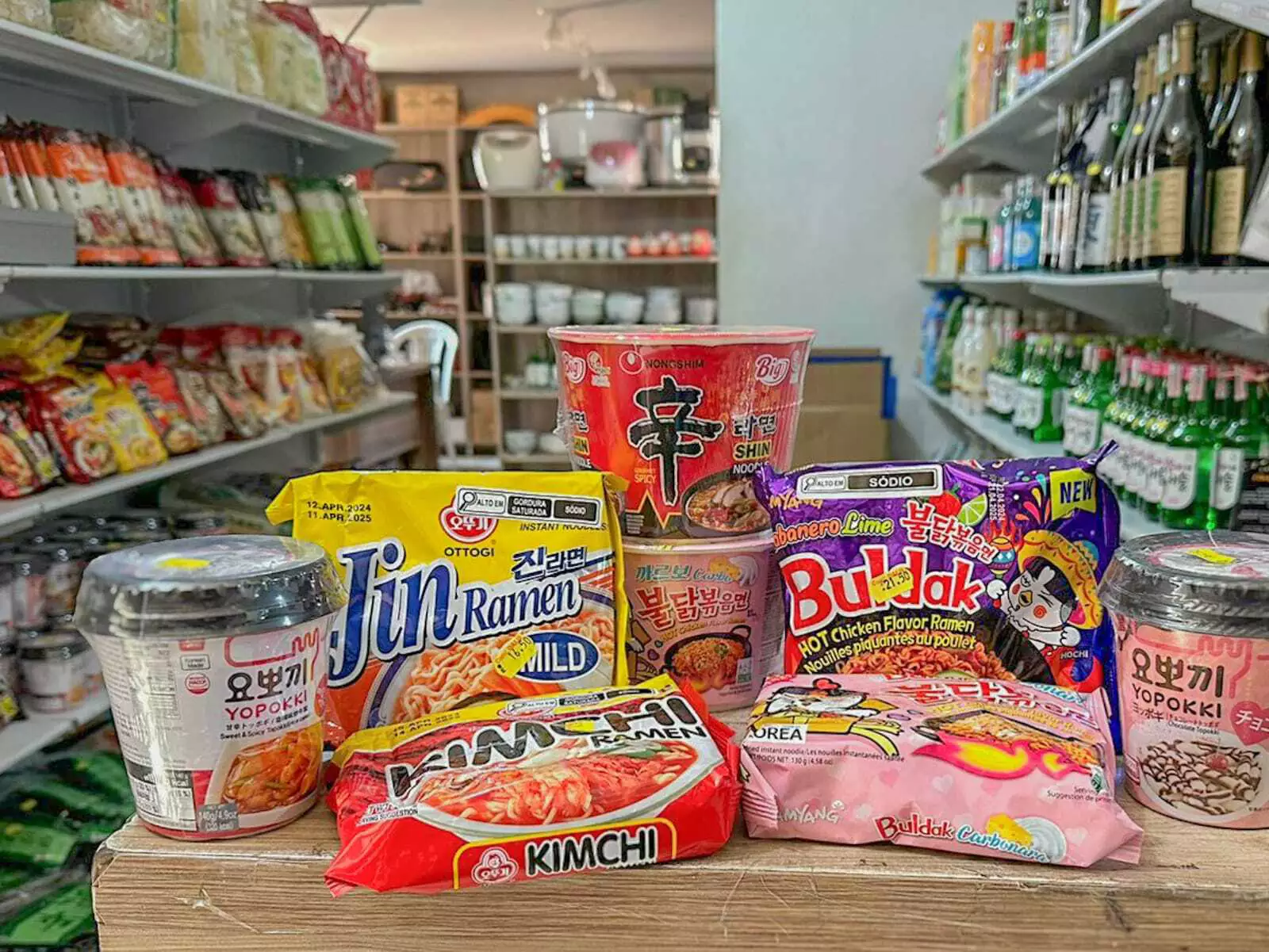 Produtos e alimentos asiáticos expostos em loja especializada em itens japoneses e coreanos.
