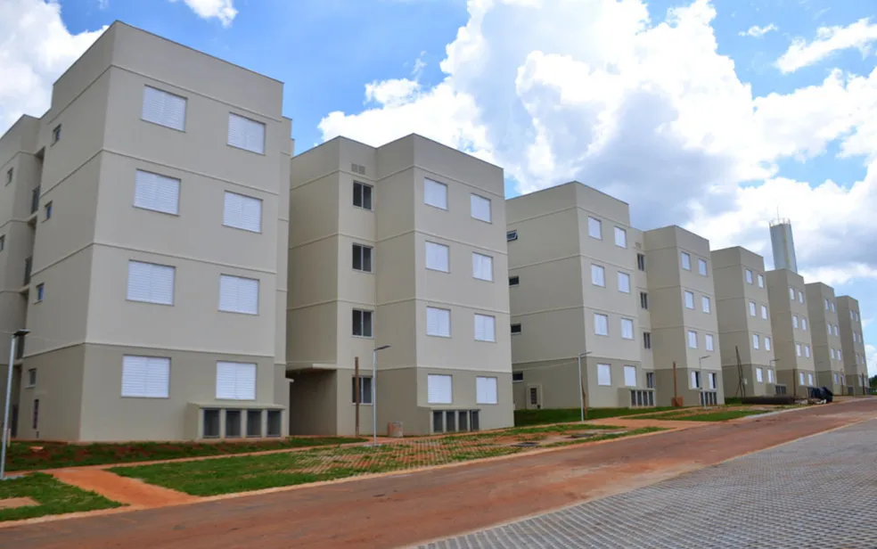 Conjunto de prédios residenciais com apartamentos populares, em imagem ilustrativa de programa habitacional.