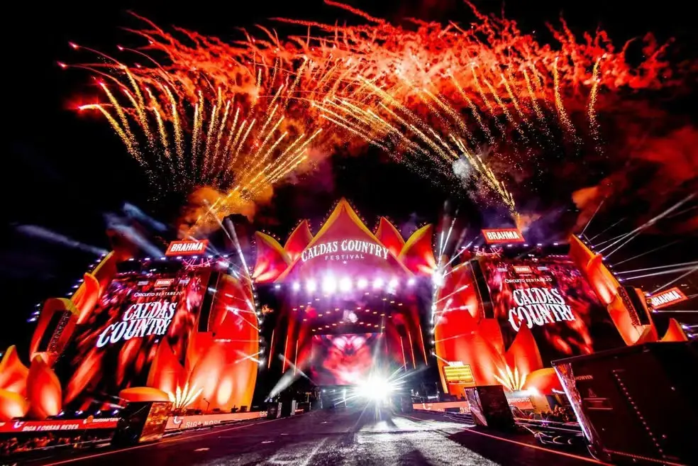 Palco do Caldas Country Festival iluminado durante apresentação em Caldas Novas, Goiás