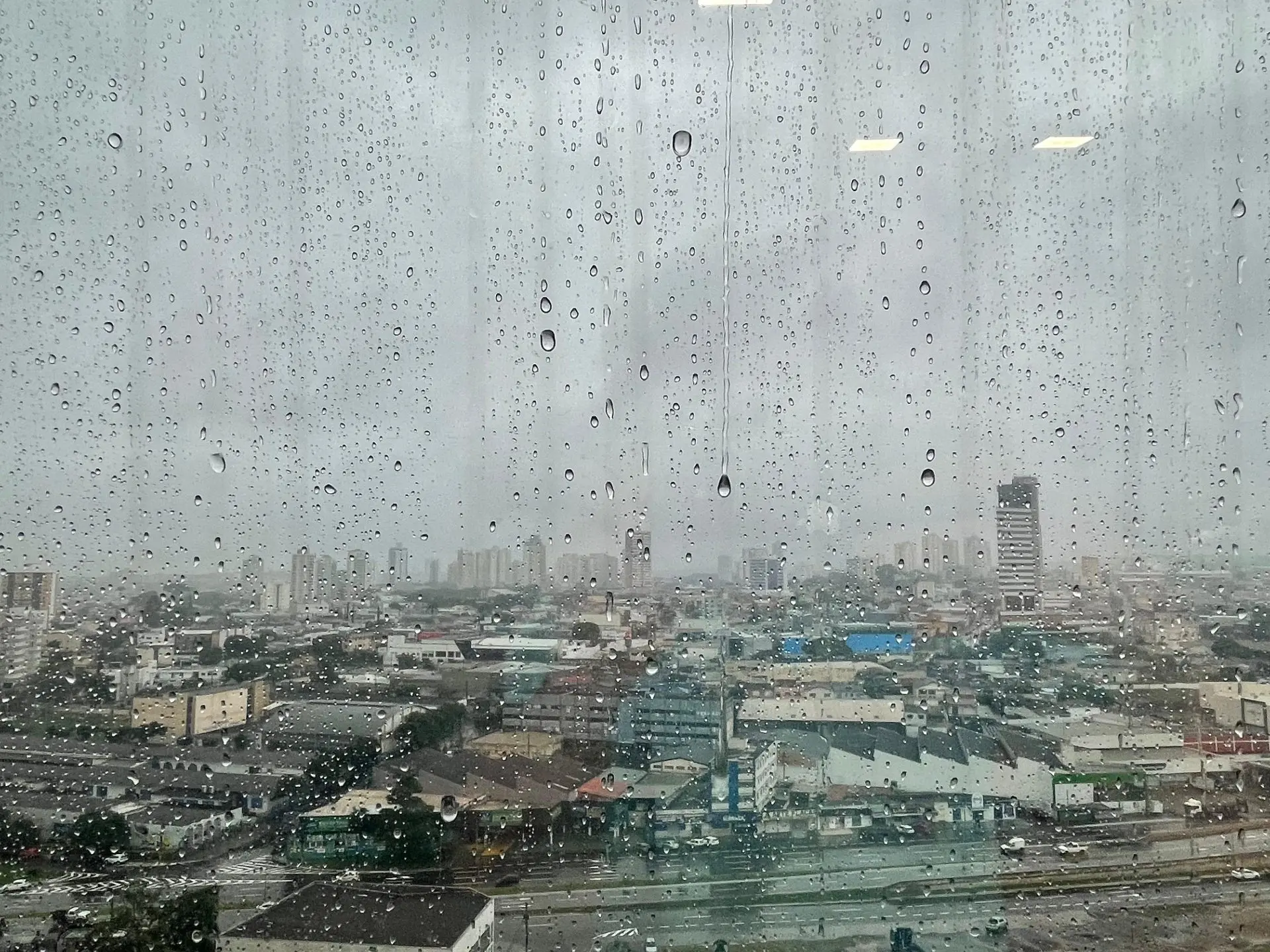 Chuva atinge Anápolis em dia de alerta para tempestades e ventos fortes em Goiás