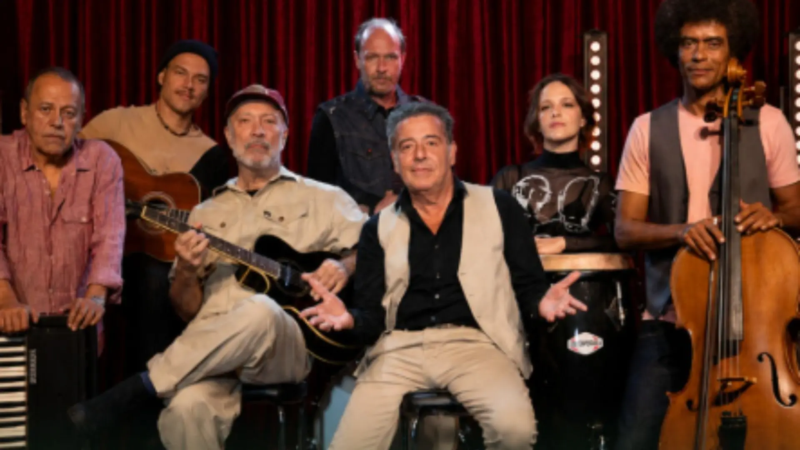Integrantes e músicos da banda IRA! durante apresentação do projeto “Acústico MTV”