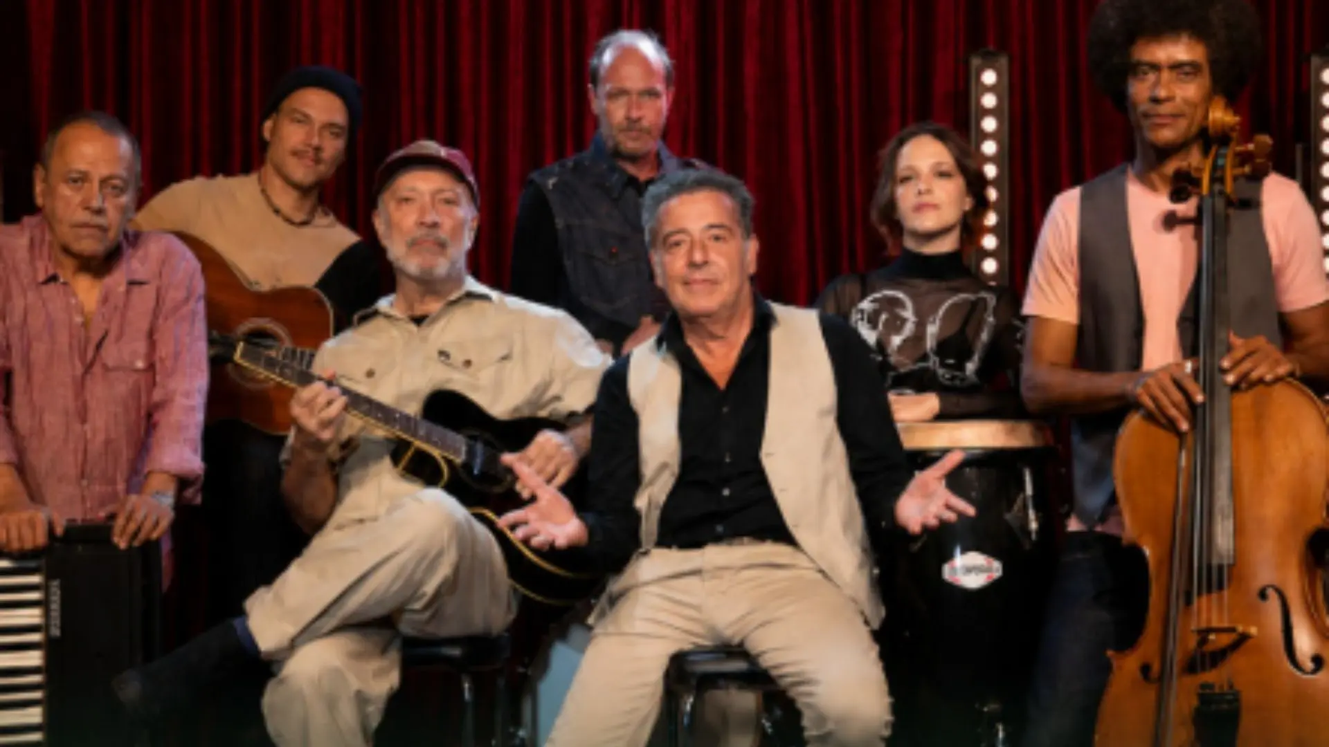 Integrantes e músicos da banda IRA! durante apresentação do projeto “Acústico MTV”