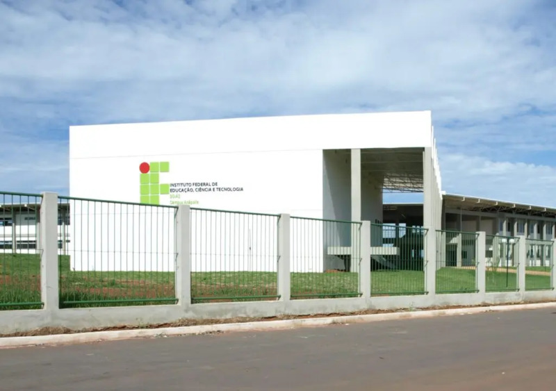 Fachada do Instituto Federal de Goiás (IFG) Câmpus Anápolis, com prédio branco e área cercada na entrada da unidade.