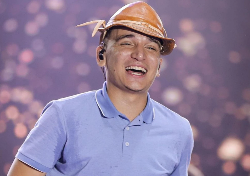 Cantor durante apresentação musical, em imagem usada para divulgar show na Chapada dos Veadeiros.