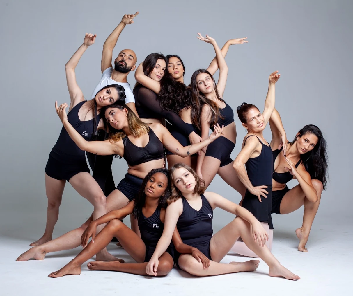 Grupo de alunos da Plié Studio de Dança durante ensaio fotográfico em Anápolis.