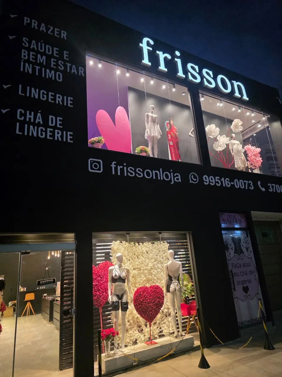 Fachada da loja Frisson, especializada em lingerie, bem-estar íntimo e produtos para adultos.