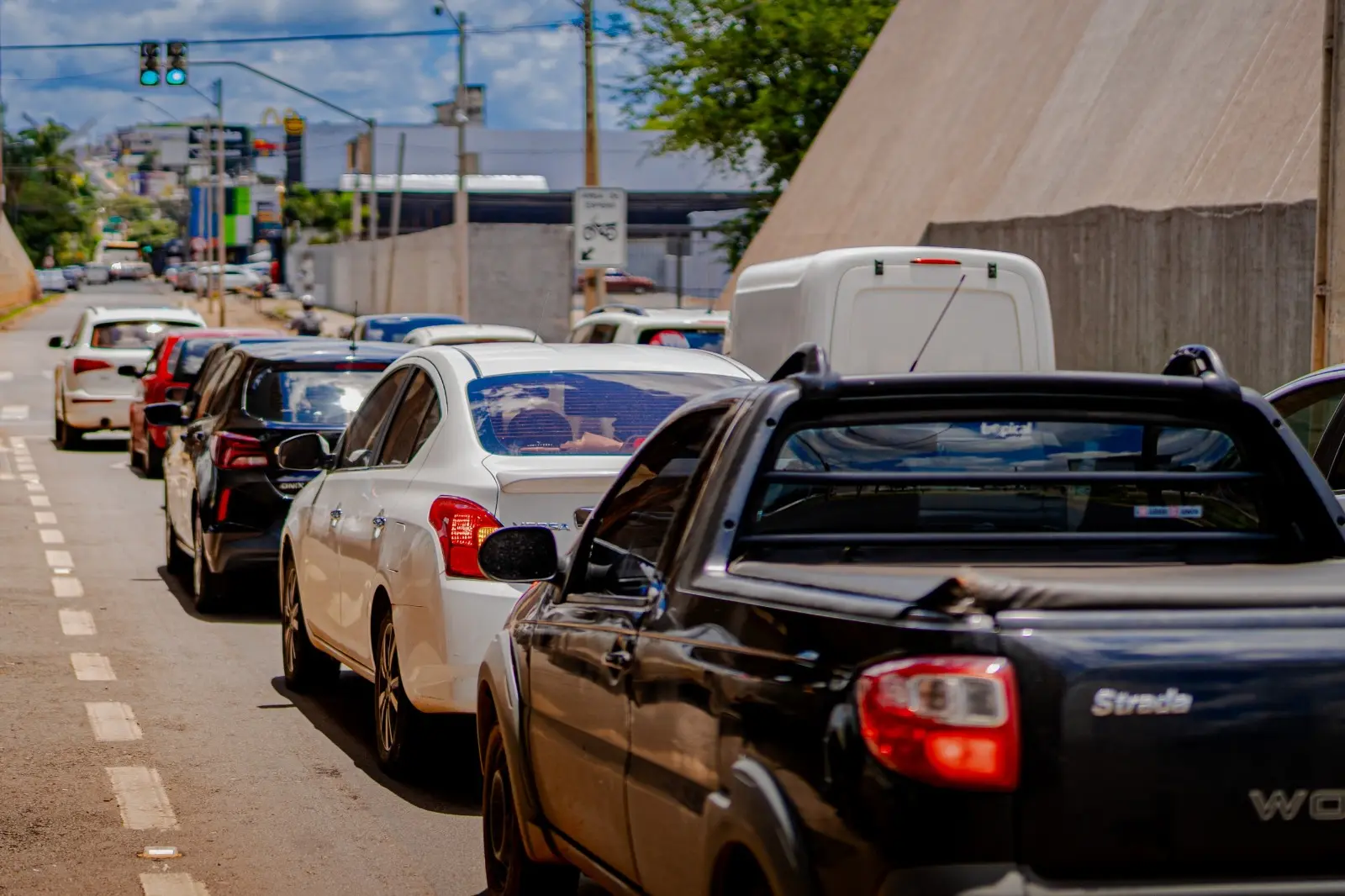 Trânsito com fluxo intenso de veículos em via de Anápolis.