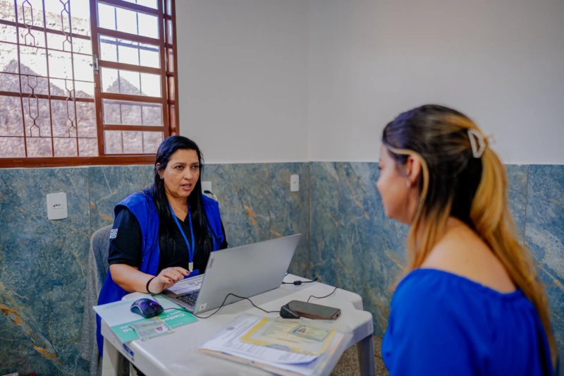 Profissional realiza atendimento individual durante ação de assistência social em Anápolis.