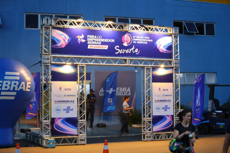 Entrada da Feira do Empreendedor do Sebrae em Anápolis, com estrutura iluminada e identificação do evento.