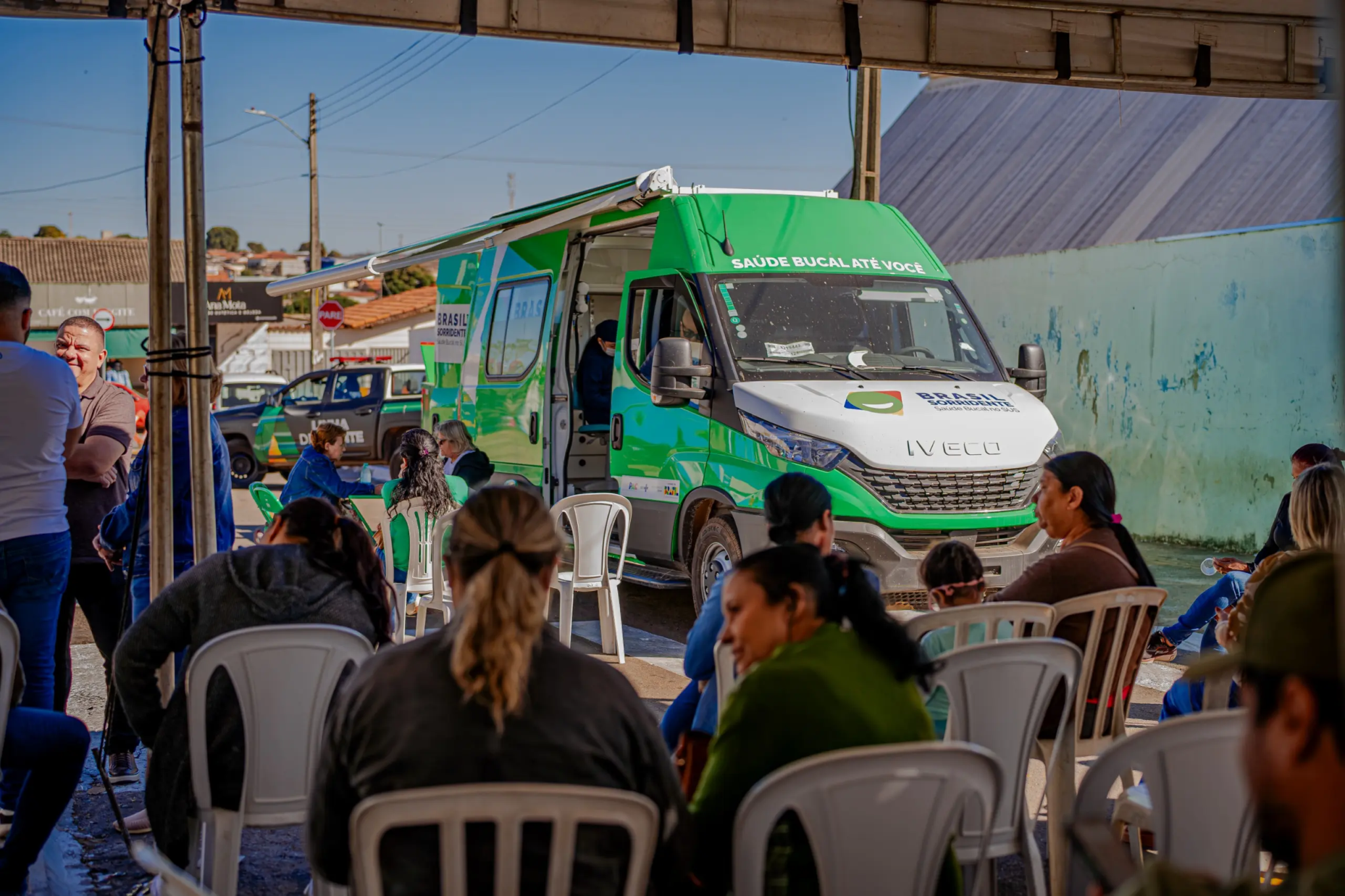 Van de Odontologia durante ação de atendimento à população em Anápolis.