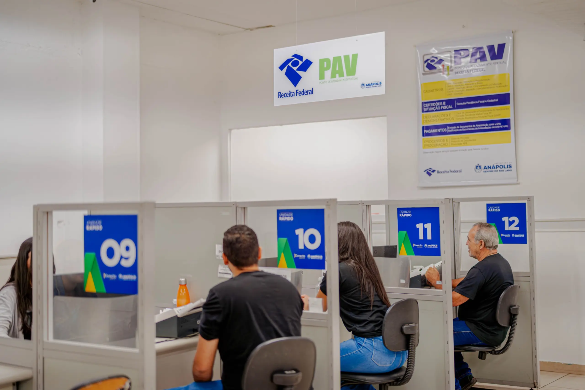 Cidadãos recebem atendimento presencial nos guichês do Ponto de Atendimento Virtual da Receita Federal, no Rápido Anashopping, em Anápolis.