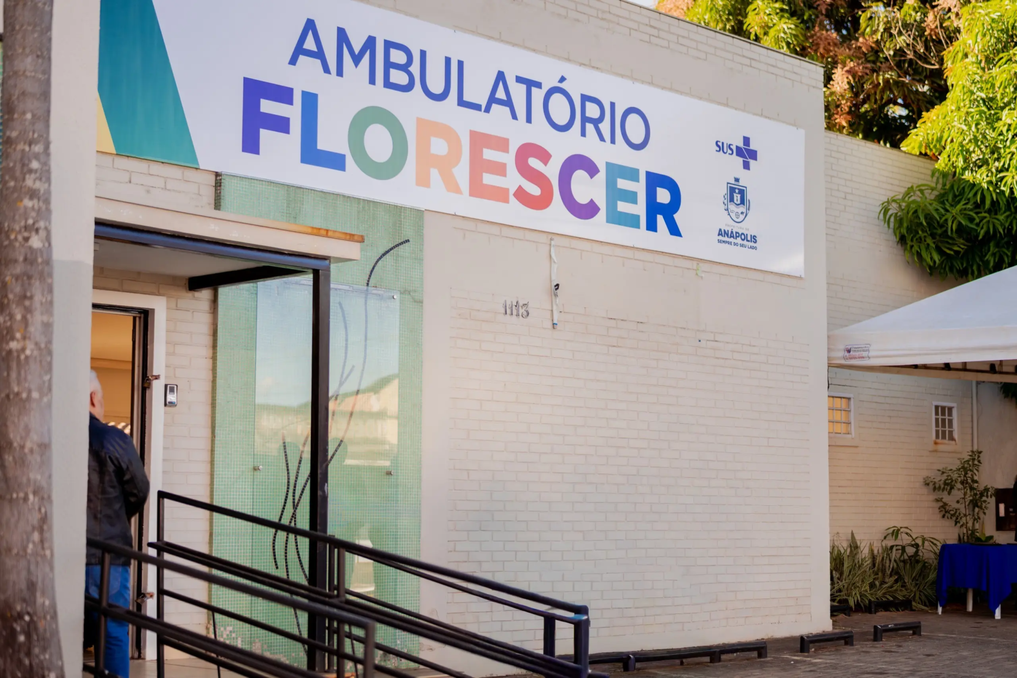 Fachada do Ambulatório Florescer, em Anápolis, com placa de identificação e rampa de acesso.