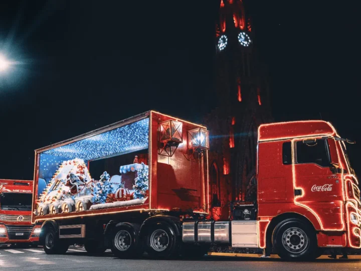 Caravana de Natal da Coca-Cola passará por Goiás em 2026. Veja o período anunciado e o que falta confirmar sobre cidades e trajetos.