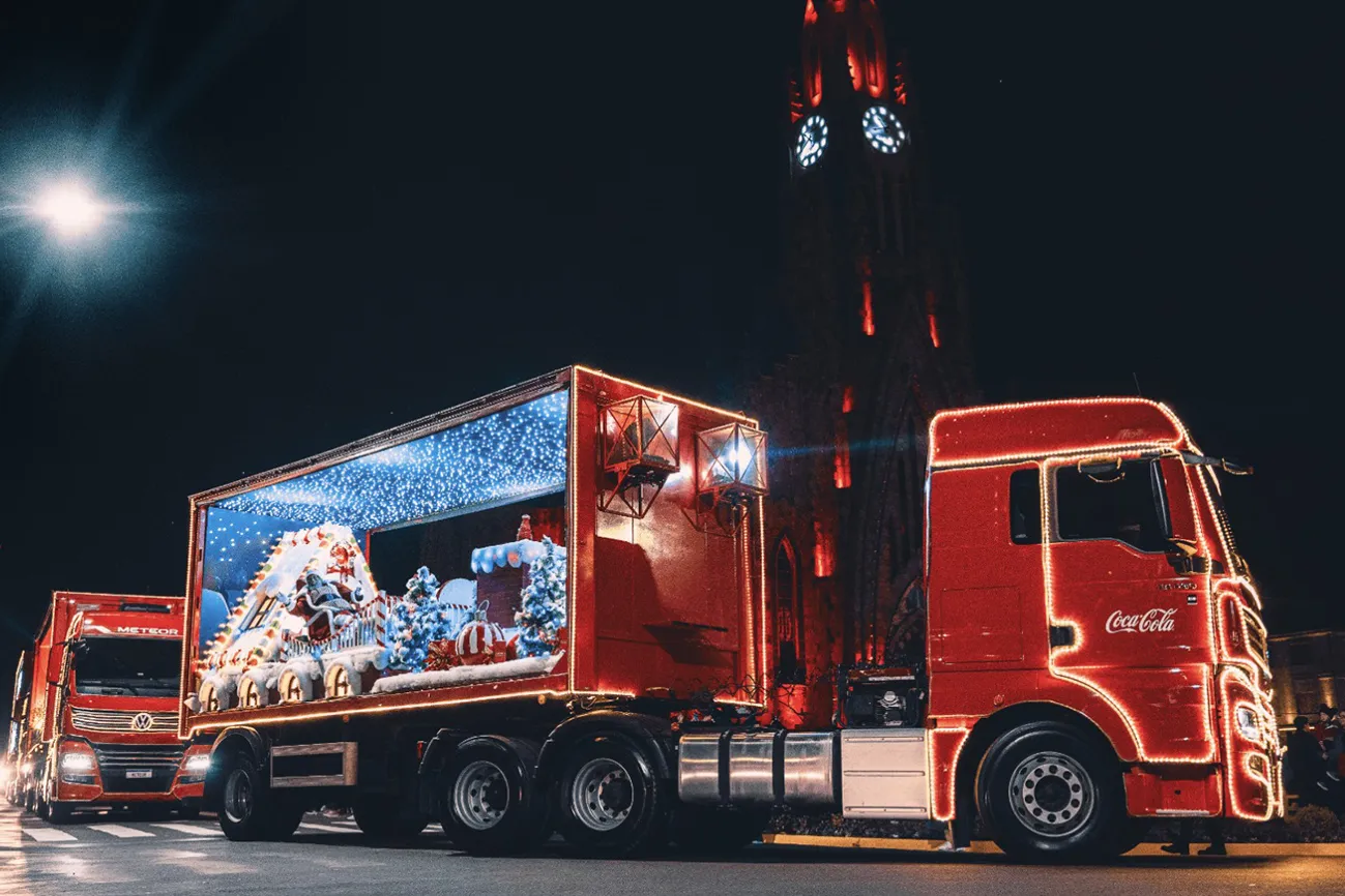 Caravana de Natal da Coca-Cola passará por Goiás em 2026. Veja o período anunciado e o que falta confirmar sobre cidades e trajetos.