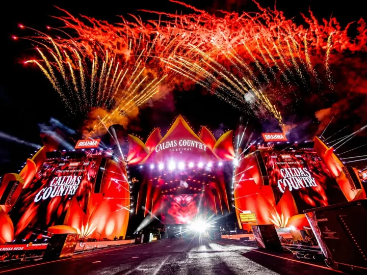 Palco do Caldas Country Festival iluminado durante apresentação em Caldas Novas, Goiás