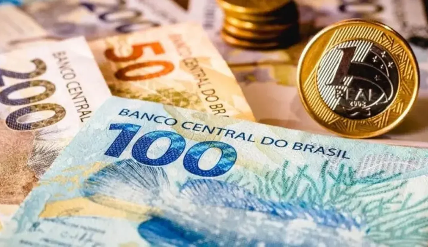 Cédulas de R$ 50, R$ 100 e R$ 200, com moedas de R$ 1 sobrepostas