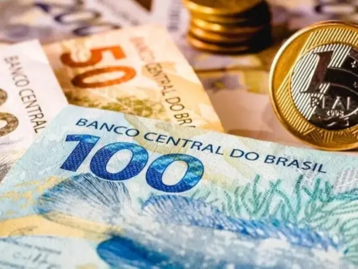 Cédulas de R$ 50, R$ 100 e R$ 200, com moedas de R$ 1 sobrepostas