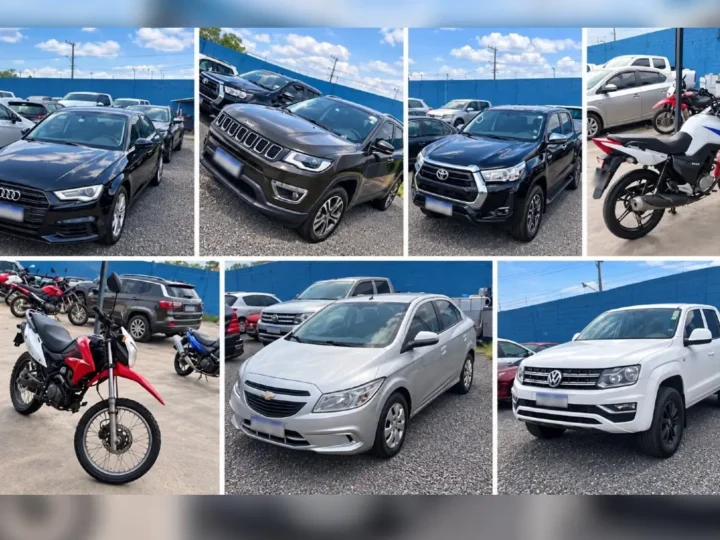 Montagem com carros, caminhonetes e motocicletas em pátio, incluindo Audi, Jeep Compass, Toyota Hilux e Volkswagen Amarok.