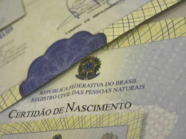 Certidões de nascimento sobrepostas, com destaque para o cabeçalho do Registro Civil das Pessoas Naturais.