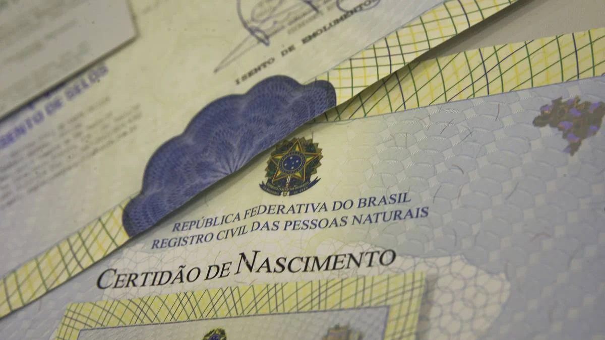 Certidões de nascimento sobrepostas, com destaque para o cabeçalho do Registro Civil das Pessoas Naturais.