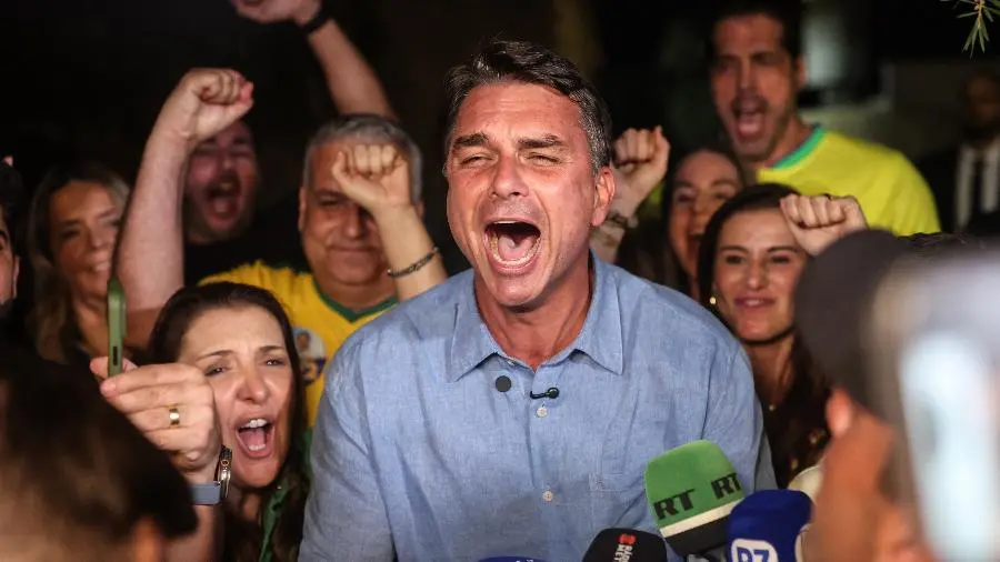 o-candidato-a-presidente-flavio-bolsonaro-em-coletiva-de-imprensa-apos-resultado-das-eleicoes-em-seu-qg-de-campanha-em-brasilia-1791170241780_v2_900x506