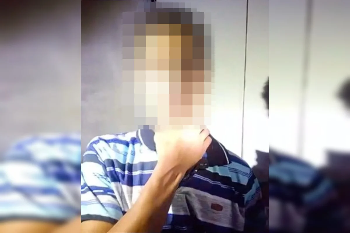 Adolescente com o rosto pixelado, usando camisa listrada e com uma das mãos próxima ao pescoço.