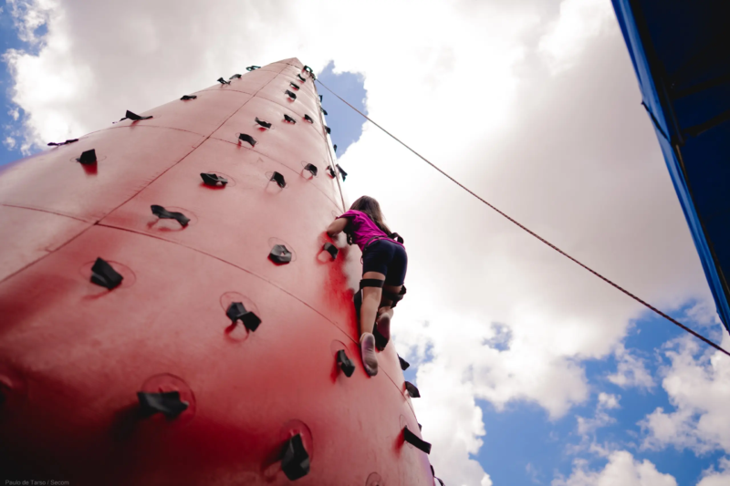 Criança participa de atividade de escalada durante programação em Anápolis
